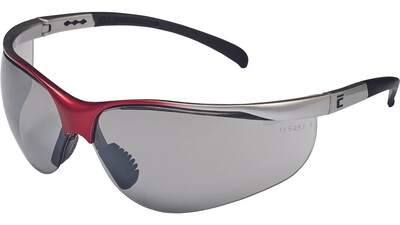 Příliš modrého světla škodí očím. Jak se proti němu chránit?