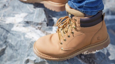 Nestárnoucí pracovní obuv farmářky - jsou stylové a vydrží
